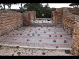 07501 ostia - regio iv - insula iii - domus dei pesci (iv,iii,3) - (via della caupona) - raum (g) - hof - bli durch raum (b) ins vestibulum (raum a) - 01-2024.jpg